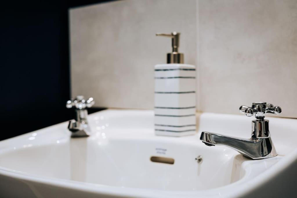 The Lighthouse, Boutique Apartment In The Town Centre - Starlink Wi-Fi Τάβιστοκ Εξωτερικό φωτογραφία